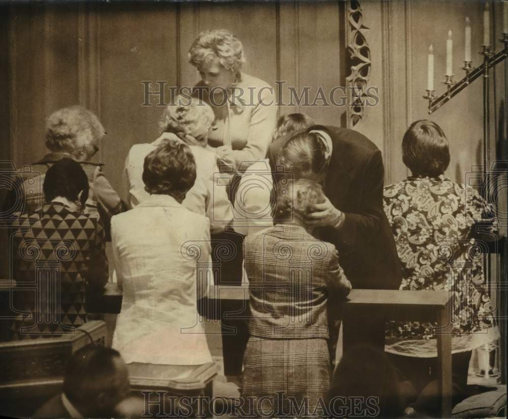 1976 Press Photo Evangelist Ruth Carter Stapleton laid healing hands on woman - Historic Images
