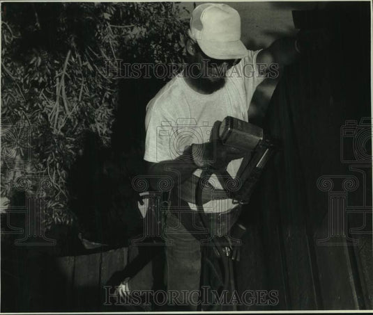 1993 Press Photo Wayne Litwiller Sr. roofing Maple Ave Mennonite Chuch, Waukesha - Historic Images