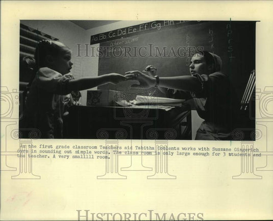 1985 Press Photo Mennonite students Tabitha Coblent & Suzzane Gingerich - Historic Images