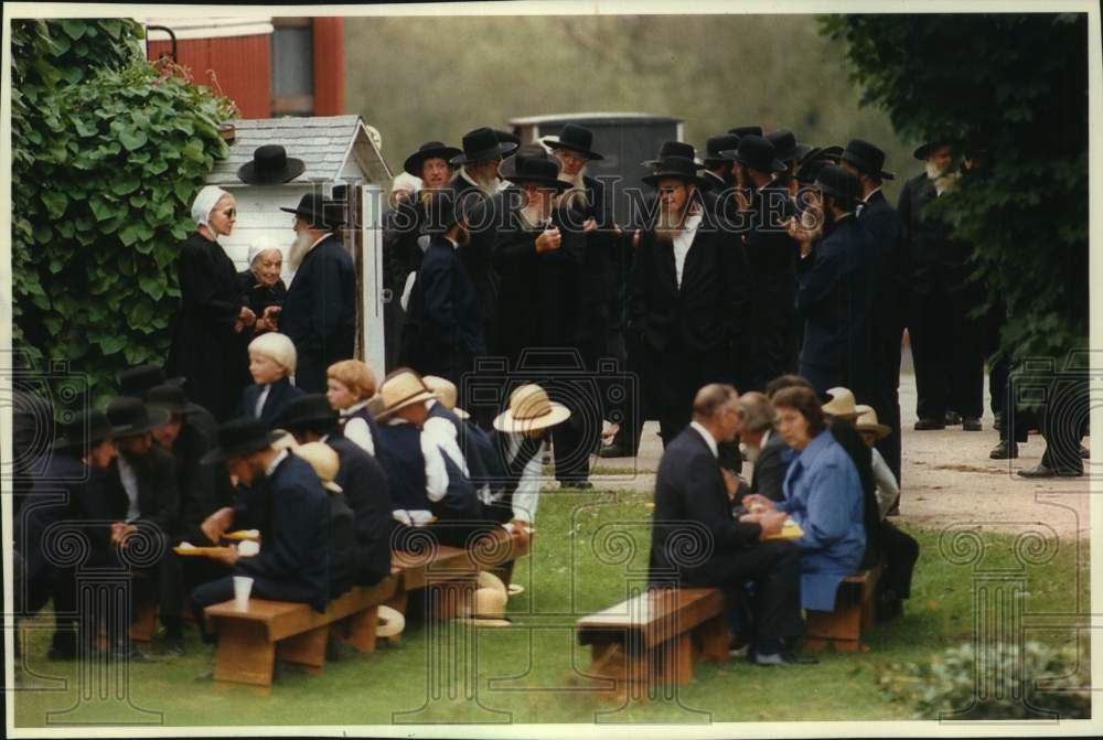 1993 Press Photo Amish luncheon after a funeral visitation, Wisconsin - Historic Images