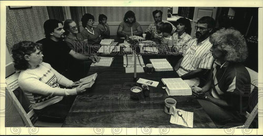 1987 Press Photo Waukesha Maple Avenue Mennonite Chuch Bible study members - Historic Images