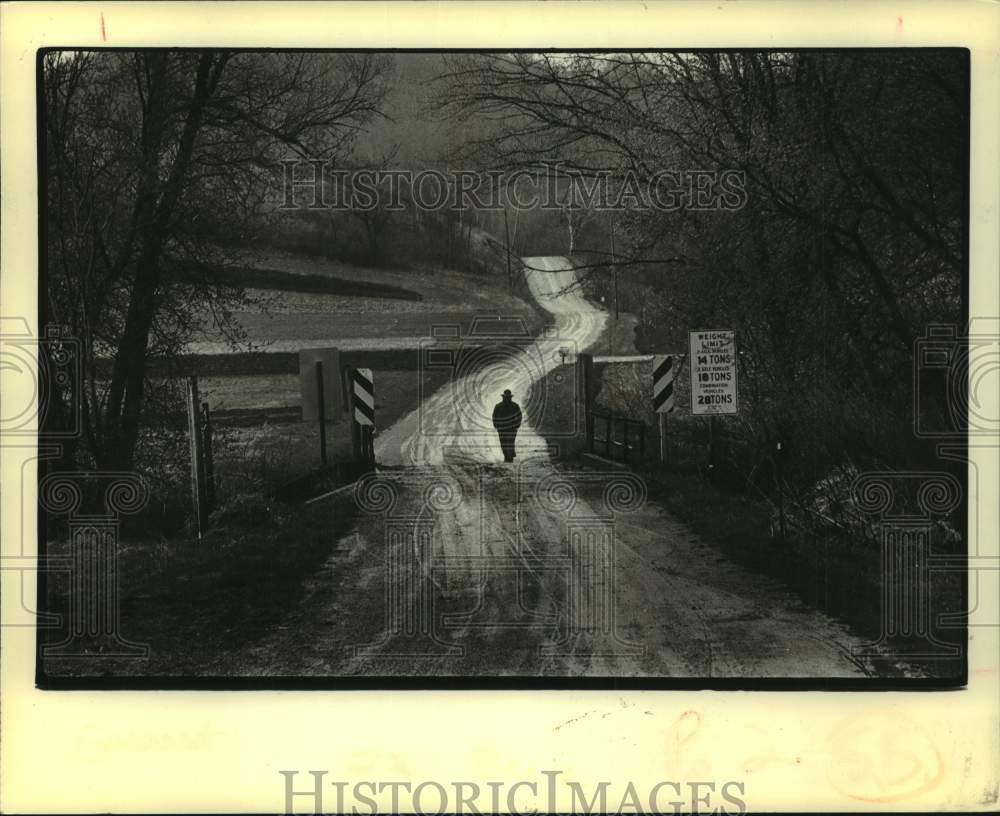 1981 Press Photo Mennonite walking on a dirt road - mjc32999 - Historic Images