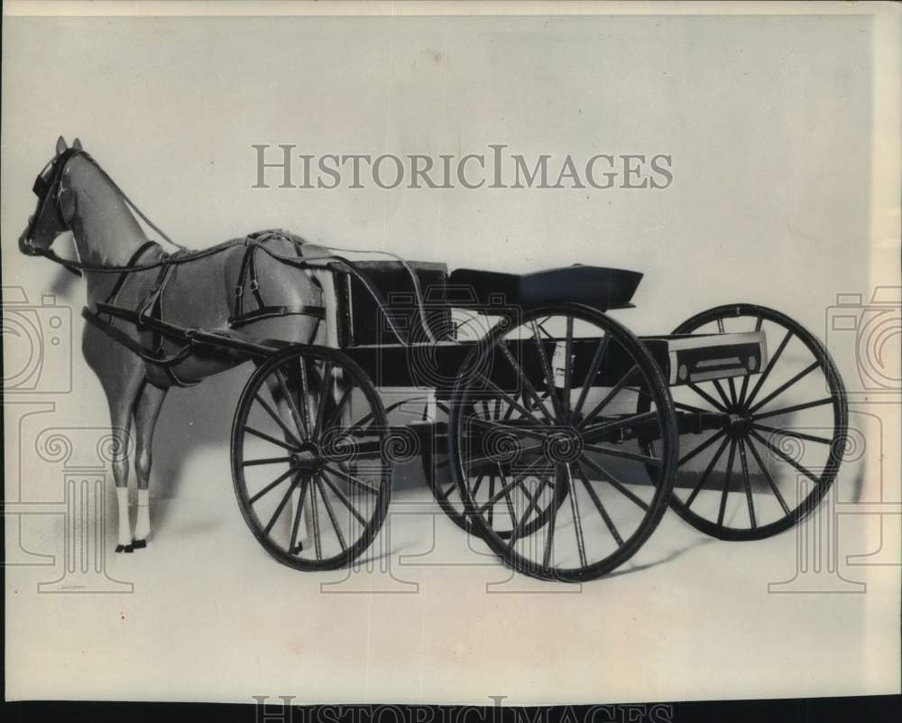 1965 Press Photo Amish horse &amp; buggy model carved by Elmer Schwartz, Indiana- Historic Images