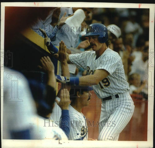 1993 Press Photo Milwaukee Brewers Robin Yount High-Fives Teammates - mjc33020 - Historic Images