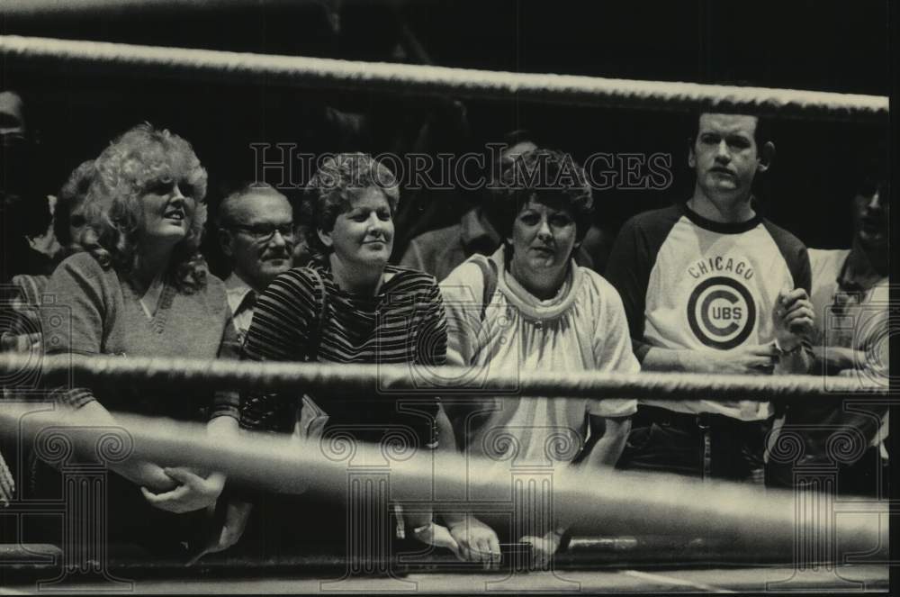 1985 Press Photo Fans watching professional wrestling match. - mjc33035 - Historic Images