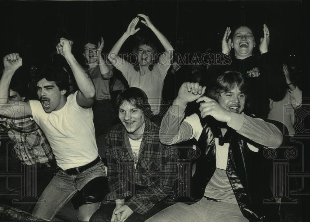 1985 Press Photo Fans watching professional wrestling match and cheering.. - Historic Images