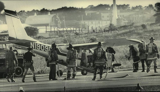 1983 Press Photo Firefighters rush to Platner's downed small plane. - mjc33041 - Historic Images