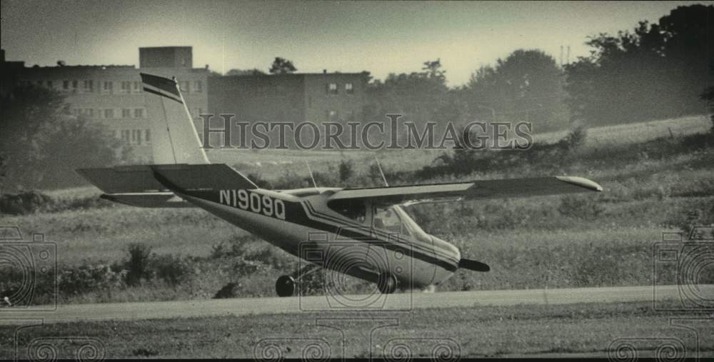 1983 Press Photo Small plane piloted by John Platner skids off runway in WI. - Historic Images