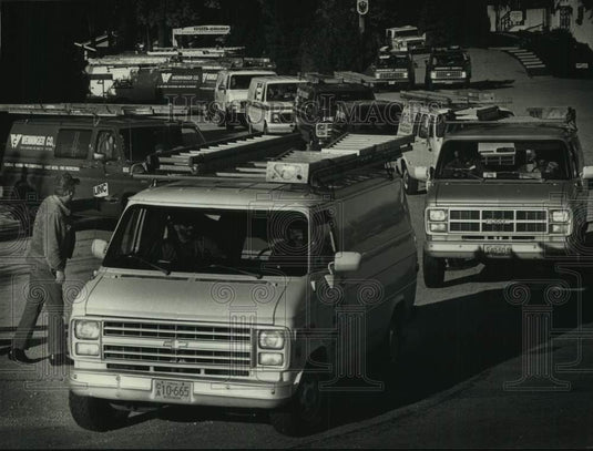1988 Press Photo Caravan of heating specialists to help low income Milwaukeeans. - Historic Images