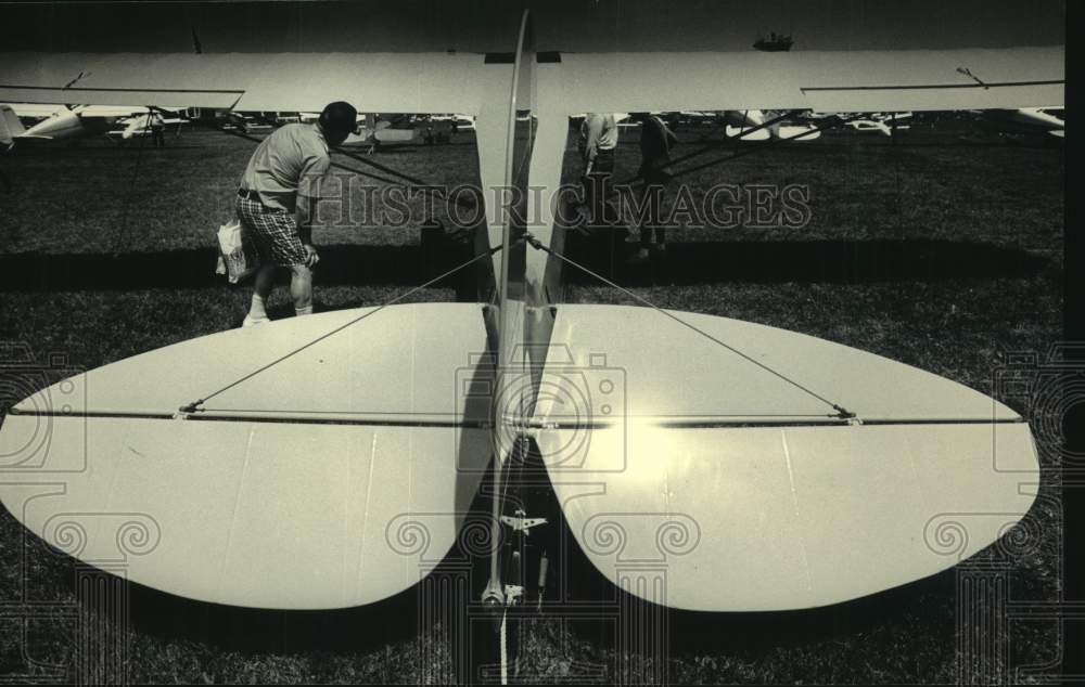 1987 Press Photo 1946 Piper airplane at the EAA Fly-In at Wittman Field, Oshkosh - Historic Images