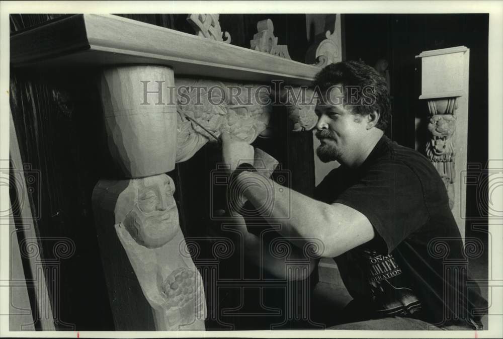 1993 Press Photo Woodcarver Joseph Steliga works in his Appleton home, Wisconsin - Historic Images