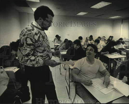 1987 Press Photo MATC Instructor Matthew Stelly & others in class, Milwaukee - Historic Images