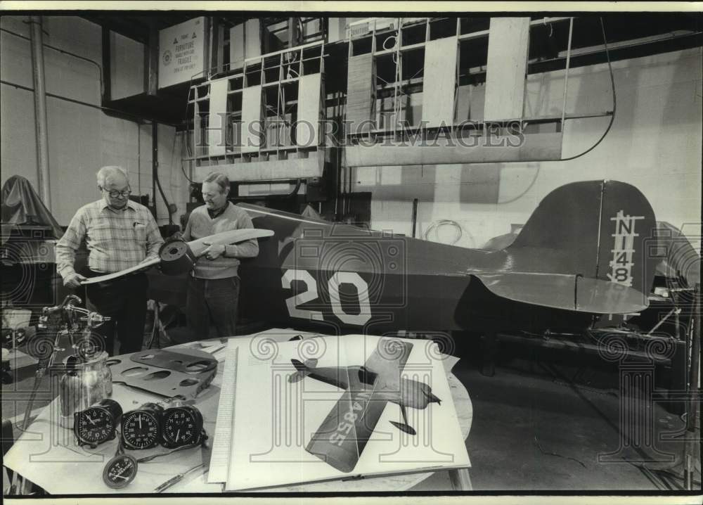 1984 Press Photo Daniel Broadfoot &amp; other inspect Wittman Buster prop, Milwaukee - Historic Images