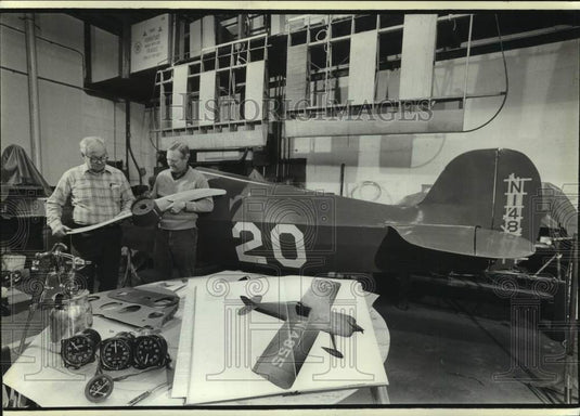 1984 Press Photo Daniel Broadfoot & other inspect Wittman Buster prop, Milwaukee - Historic Images