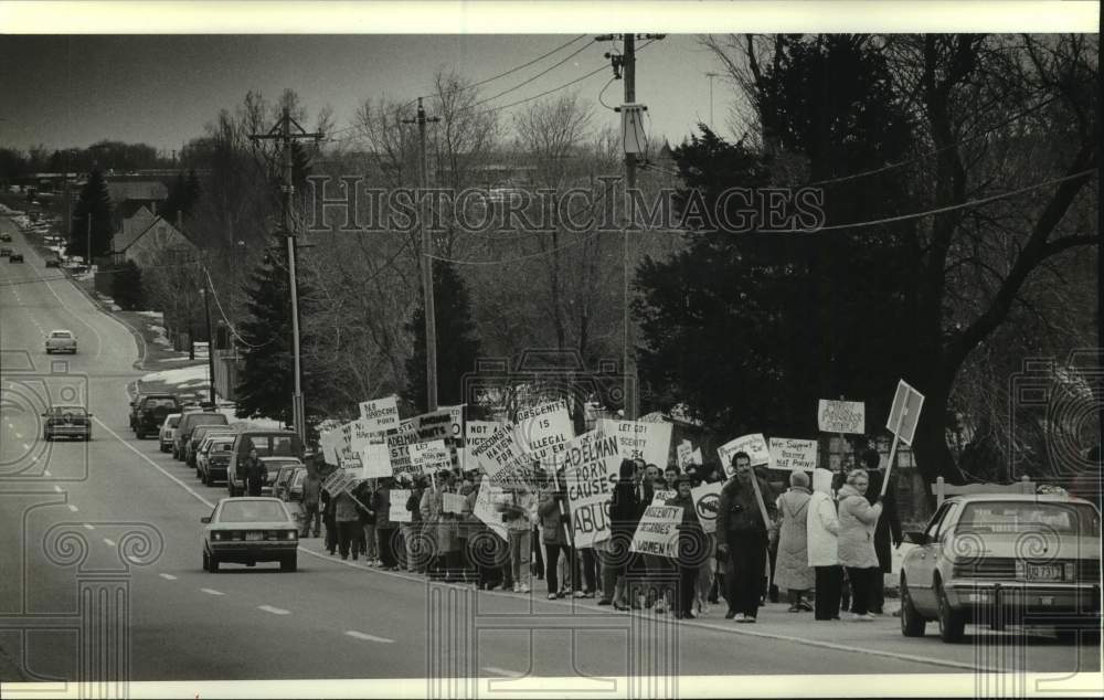1990 Press Photo Protesters picket home of Sen. Lynn Adelman in New Berlin WI. - Historic Images