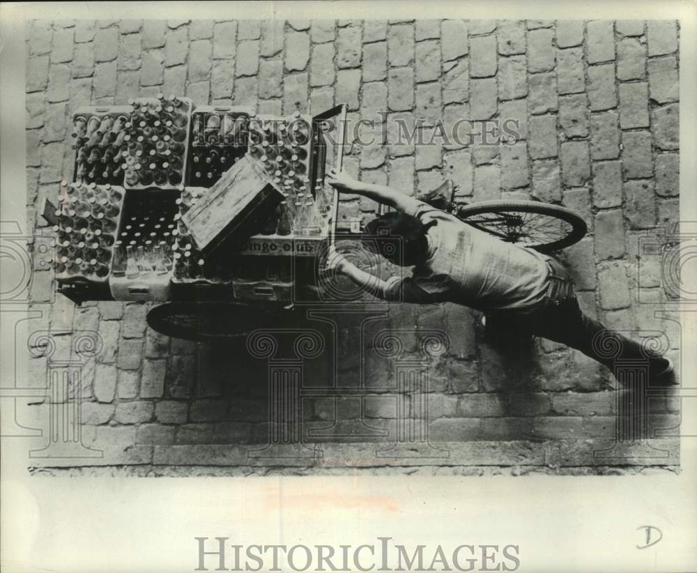 1977 Press Photo A vendor pushes his cart along a street in Peru. - mjc33068 - Historic Images