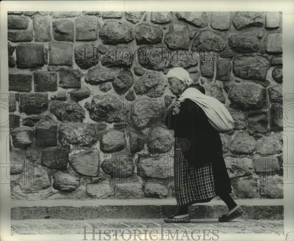 1977 Press Photo An elderly woman walks along street in Cuzco Peru. - mjc33071 - Historic Images