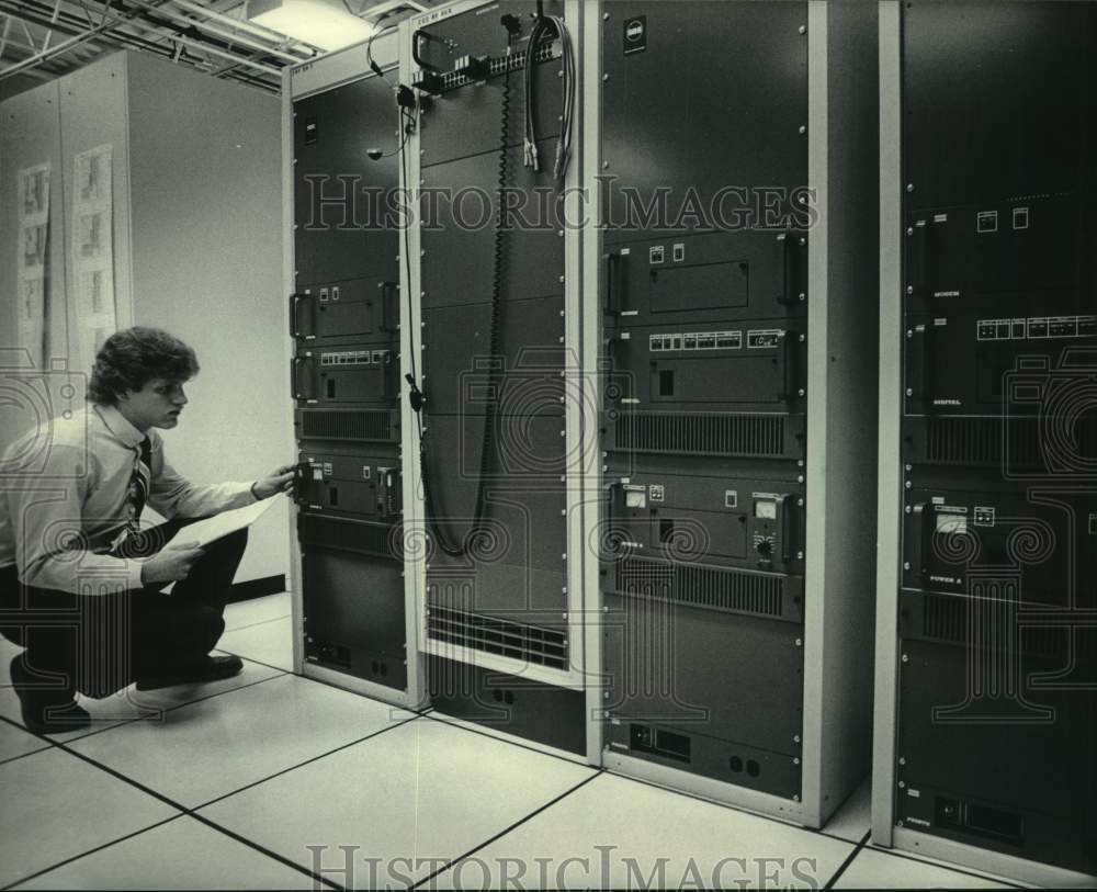 1984 Press Photo Jeff Wagner monitors J.C. Penney Co. communications system - Historic Images