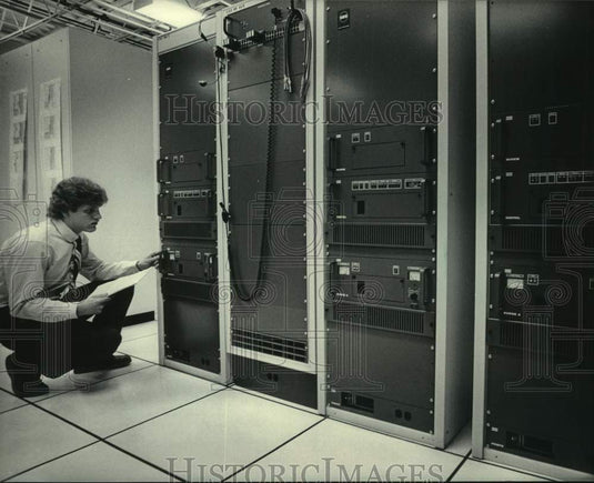 1984 Press Photo Jeff Wagner monitors J.C. Penney Co. communications system - Historic Images