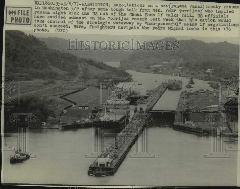 1977 Press Photo Freighters navigate the Pedro Miguel locks of the Panama Canal - Historic Images