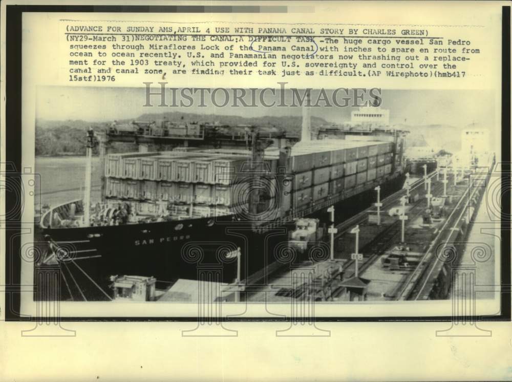 1976 Press Photo San Pedro cargo ship in the Miraflores Lock of the Panama Canal - Historic Images