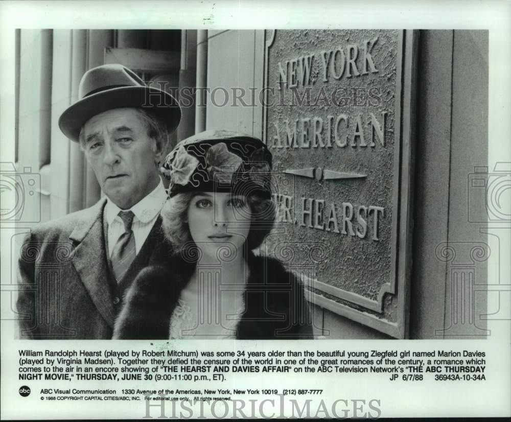 1988 Press Photo Robert Mitchum &amp; other in &quot;The Hearst And Davies Affair&quot; - Historic Images