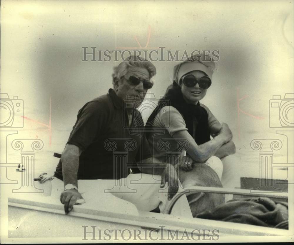 1969 Press Photo Mr. and Mrs. Aristotle Onassis ride in a small motorboat - Historic Images