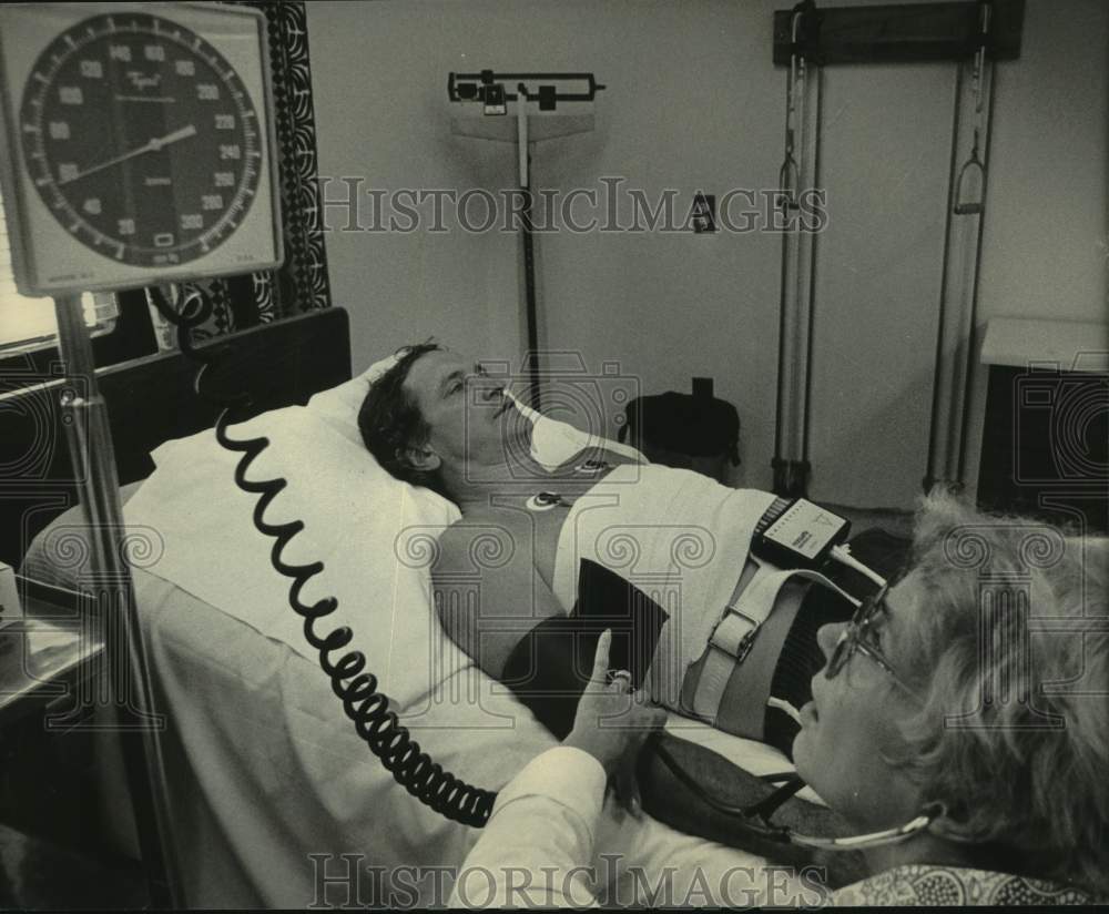 1984 Press Photo Al McGuire being examined by a doctor - mjc33118 - Historic Images