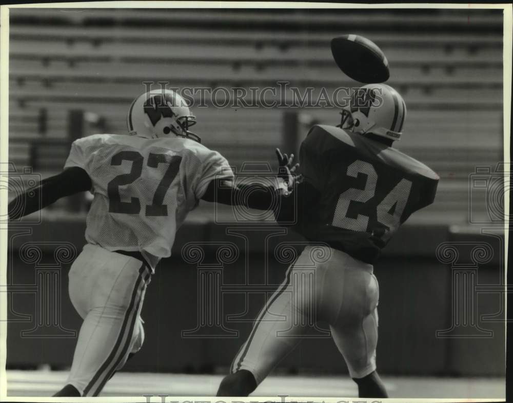 1995 Press Photo Damon Glenn defends against Reggie Torian, Milwaukee Badgers - Historic Images