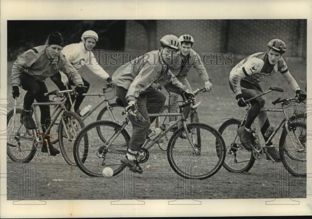 1991 Press Photo University of Wisconsin students play bicycle polo, Madison. - Historic Images