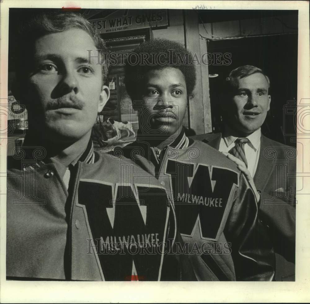 1971, The University of Wisconsin-Milwaukee unveils new &quot;W&quot; monogram. - Historic Images