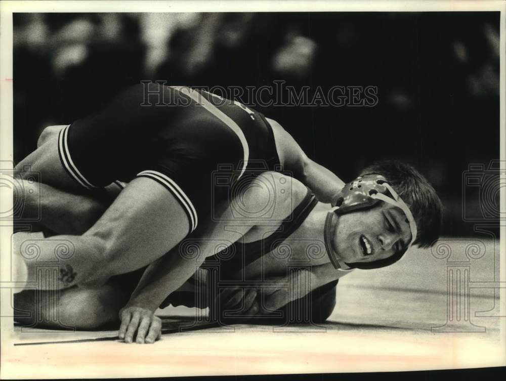 1994 Press Photo Mark Beebe tries to get out of hold by Shawn Nelson, Madison - Historic Images