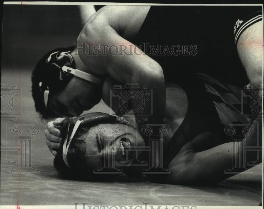 1993 Press Photo Rocco Marchionda pinned down by Bill Zadick, Madison - Historic Images