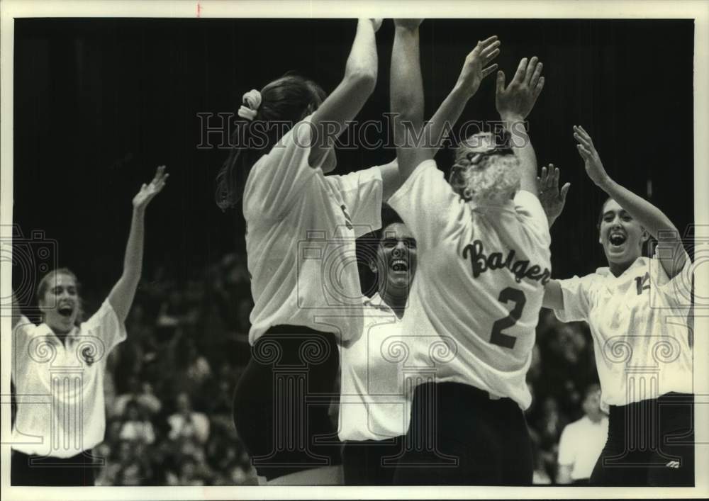 1993 Press Photo Badgers volleyball team cheering on Fieldhouse floor, Madison - Historic Images