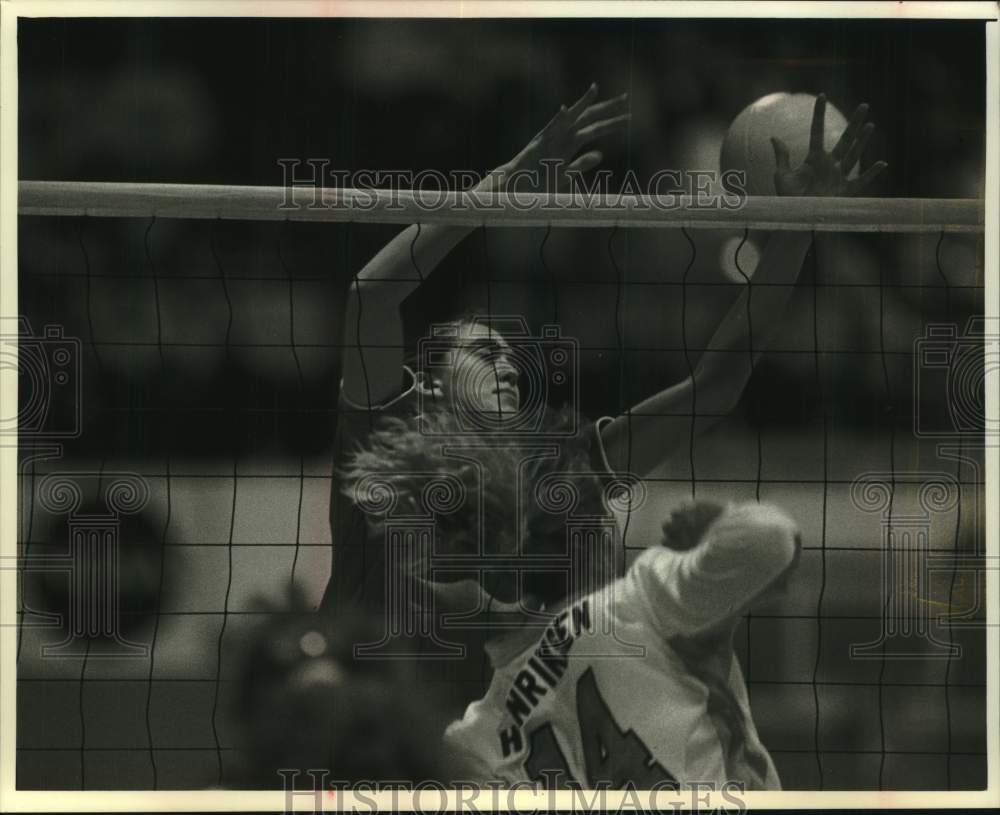 1993 Press Photo Badger Laurie Smith unable to block Kristin Henriksen, Illinois - Historic Images