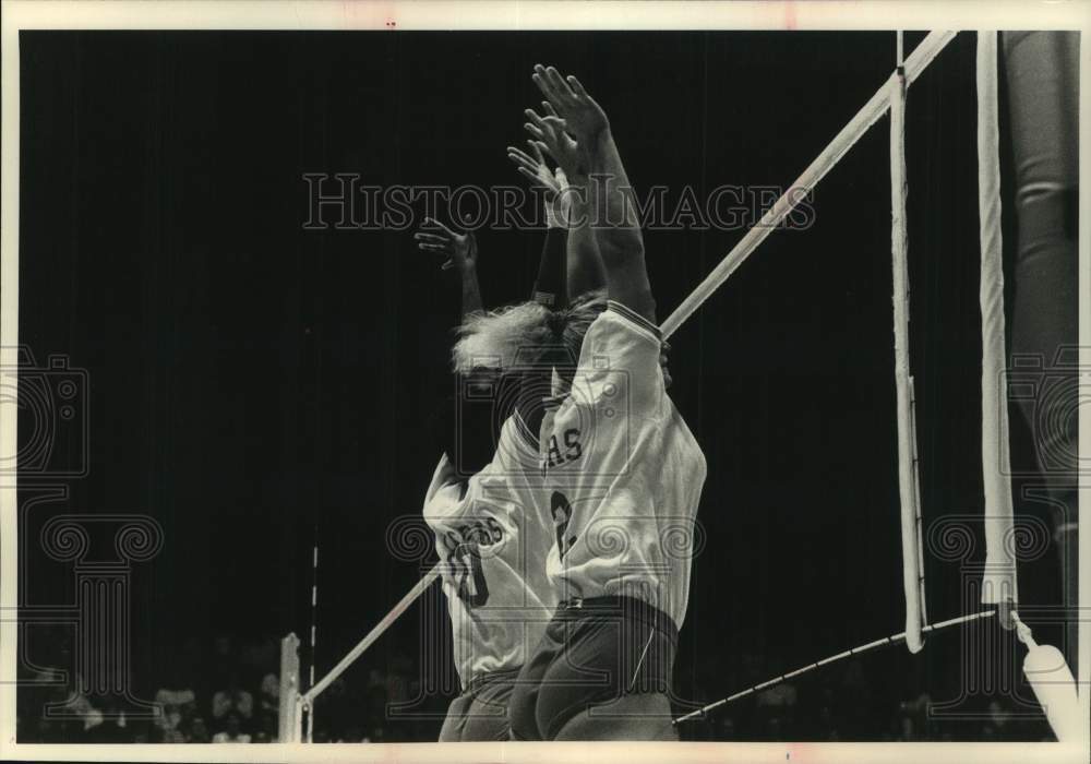 1992 Press Photo Alissa Hagan and Kristin Sobocinski in block attempt, Madison, - Historic Images