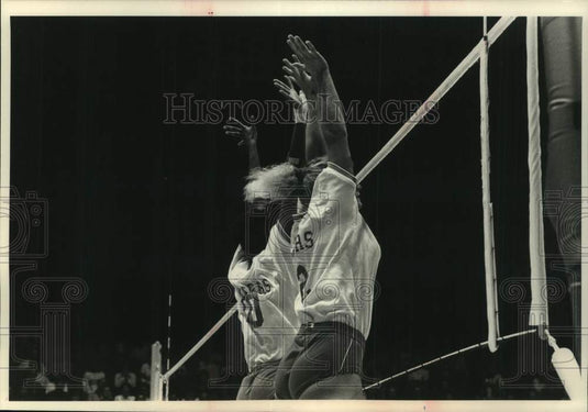 1992 Press Photo Alissa Hagan and Kristin Sobocinski in block attempt, Madison, - Historic Images
