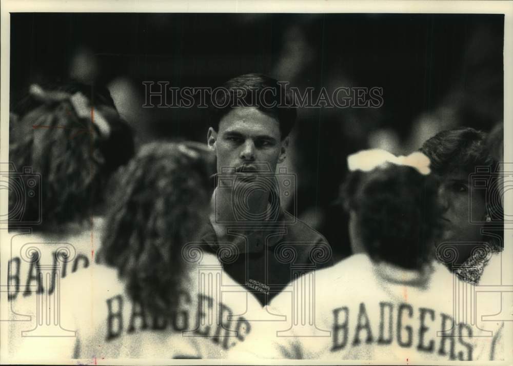 1992 Press Photo Badger coach talks strategy with his players, Madison - Historic Images