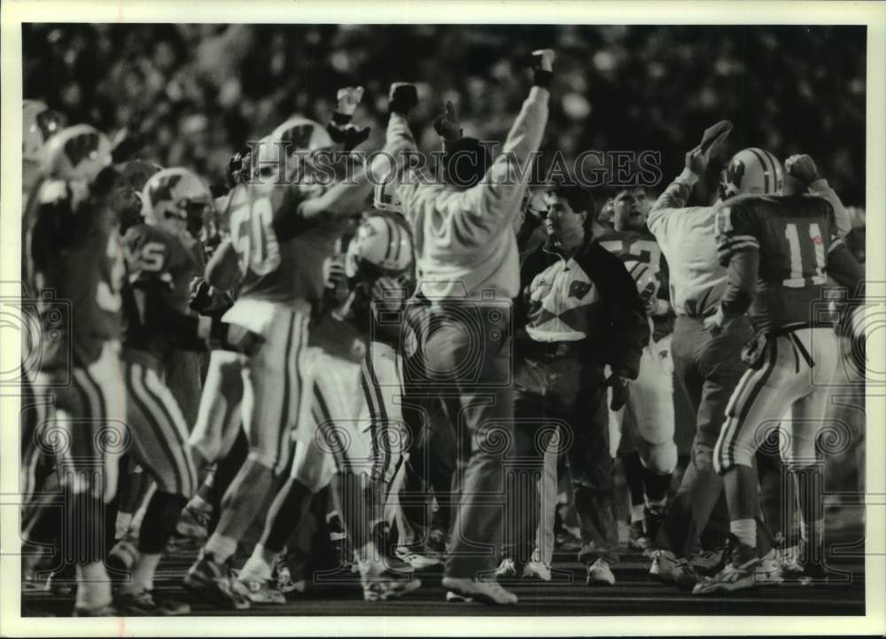 1994 Press Photo University of Wisconsin-Madison football team celebrating - Historic Images