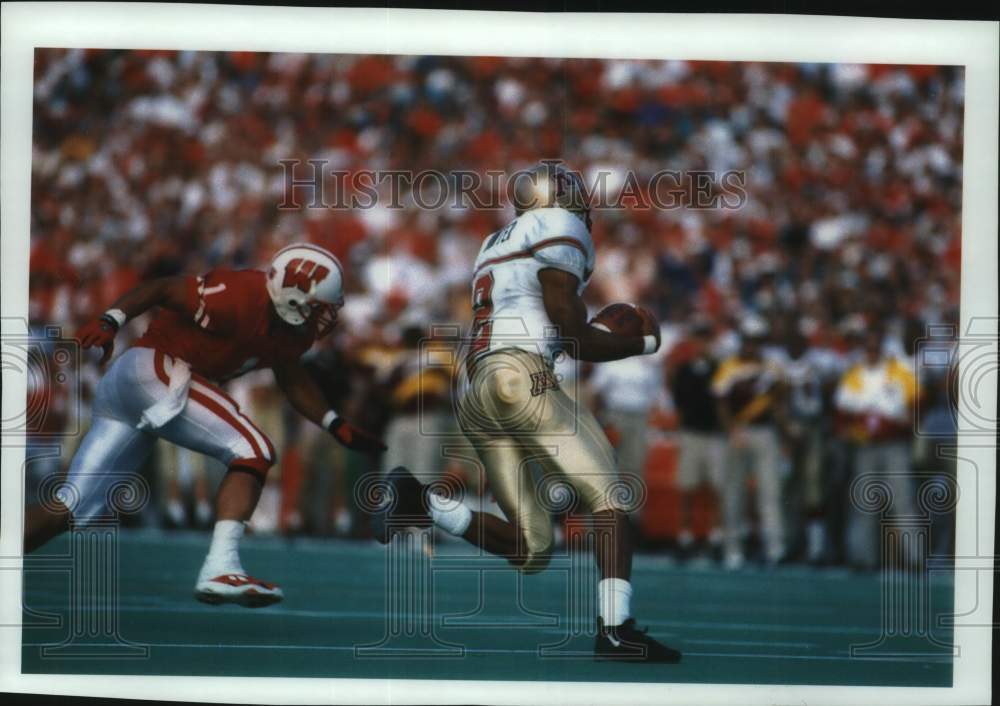 1994 Press Photo Juan Hammonds intercepts Darrell Bevell&#39;s pass, Wisconsin - Historic Images