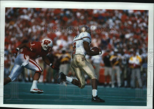 1994 Press Photo Juan Hammonds intercepts Darrell Bevell's pass, Wisconsin - Historic Images