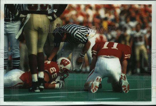 1994 Press Photo Wisconsin guard Jamie Vanderveldt recovers ball, Madison - Historic Images