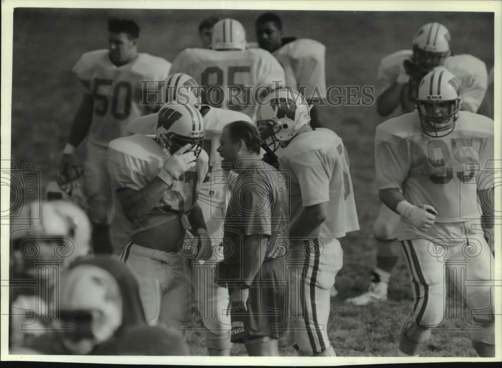 1994 Press Photo University of Wisconsin&#39;s linebacker coach Kevin Cosgrove yells - Historic Images