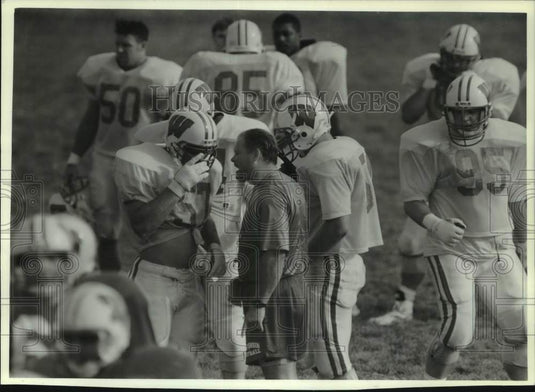 1994 Press Photo University of Wisconsin's linebacker coach Kevin Cosgrove yells - Historic Images