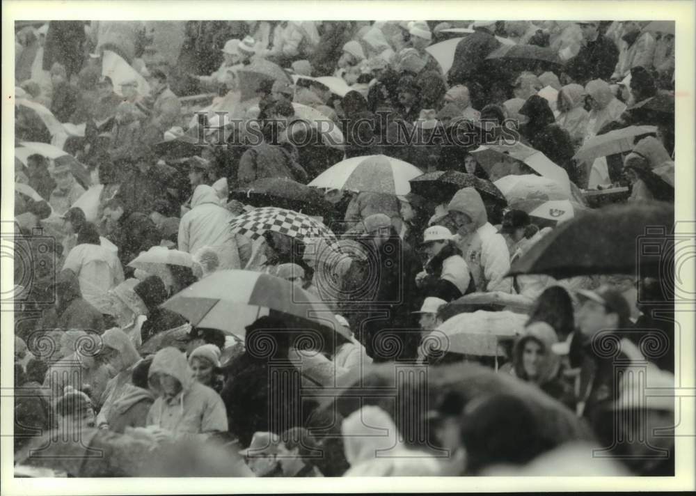 1994 Press Photo University of Wisconsin football game fans enduring the rain - Historic Images