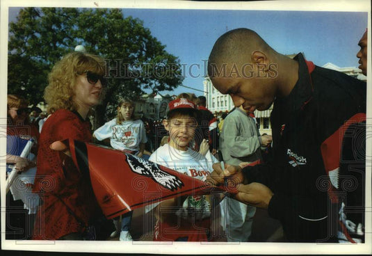 1993 Press Photo University of Wisconsin's wide receiver Tony Simmons signs flag - Historic Images