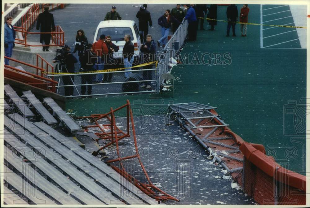 1993 Press Photo Debris from stampede after Badgers defeated Michigan, Madison - Historic Images