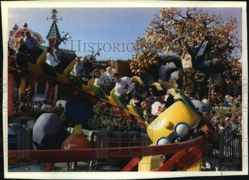 1993 Press Photo University of Wisconsin football players at Disneyland - Historic Images
