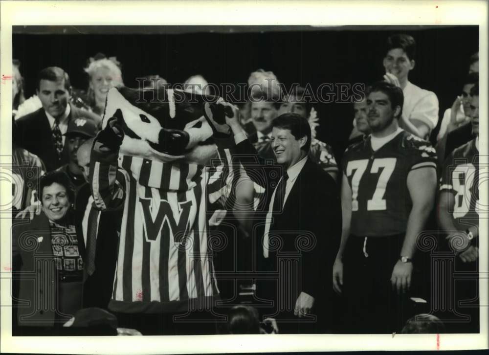 1994 Press Photo Vice President Al Gore, University of Wisconsin football rally - Historic Images