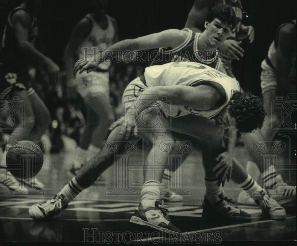 1987 Press Photo Wisconsin University&#39;s Basketball player Mike Heineman in game - Historic Images